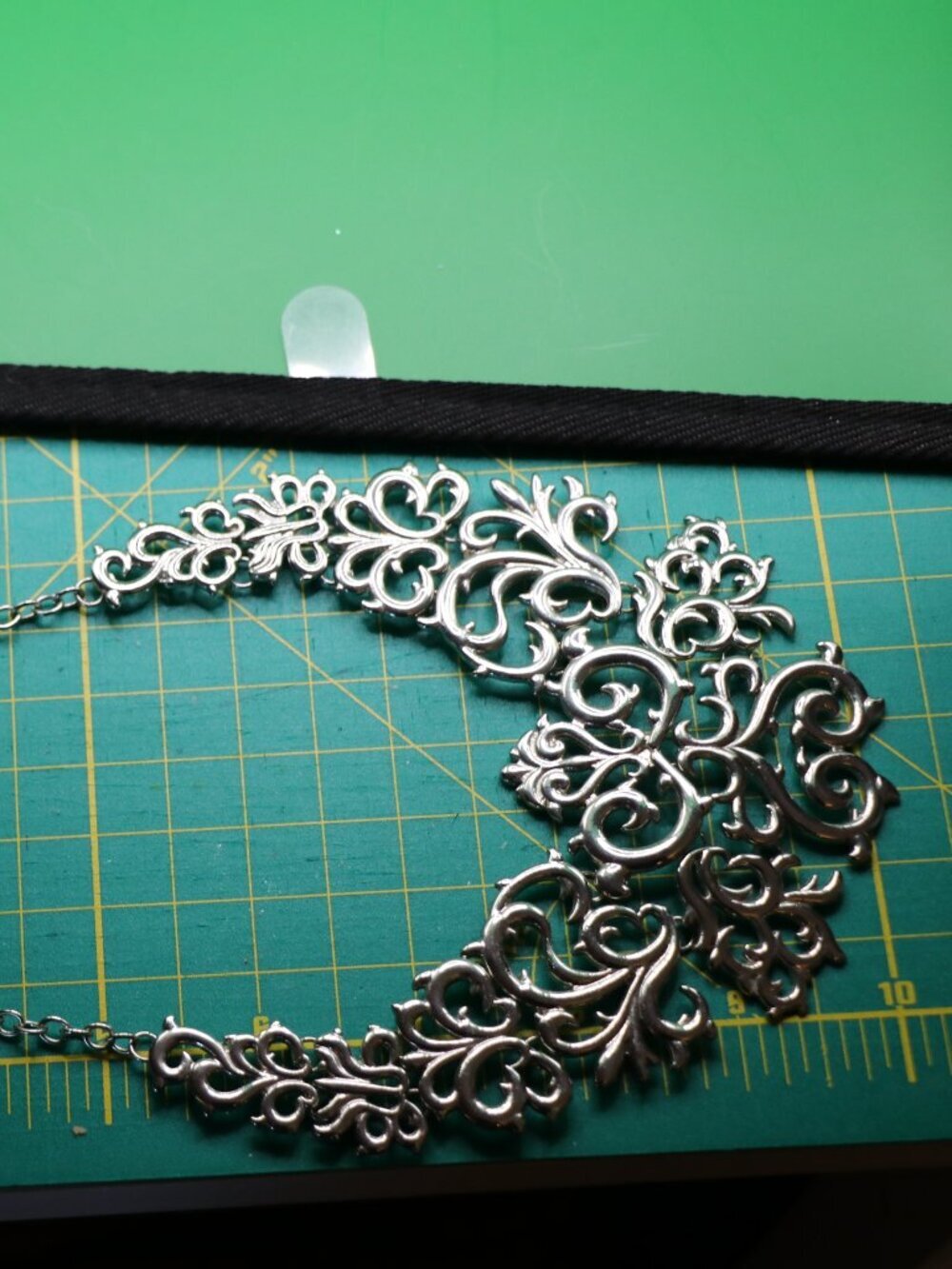 Unbranded Filigree Bib Statement Necklace 20" w/ 4" Extender - Picture 5 of 6